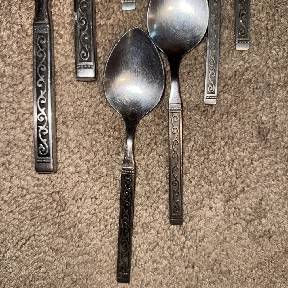 Vintage Oneida Spanish Court Fork Knives Spoon Set stainless